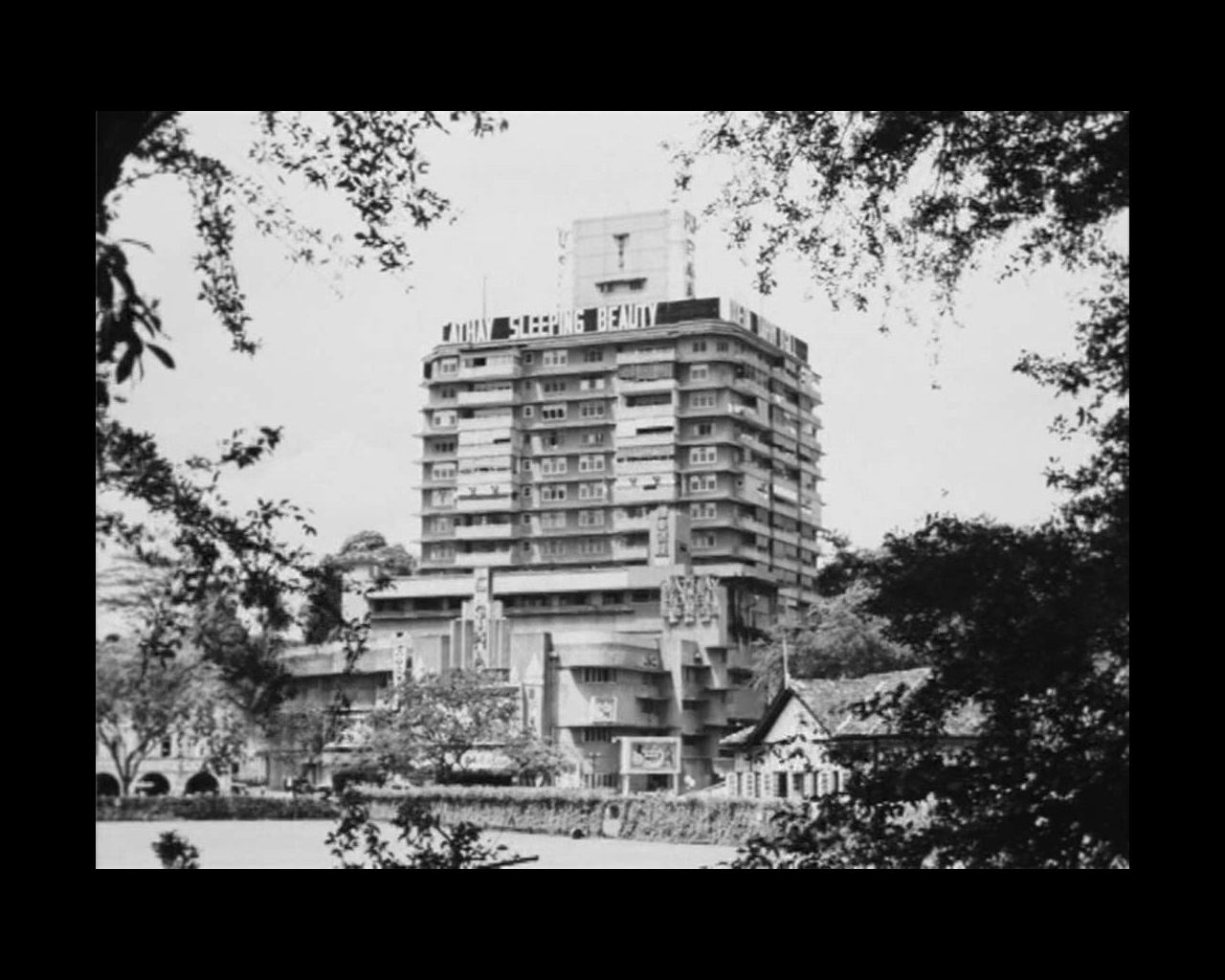 Still from 'Sumpitan Rachun' (Film source: Asian Film Archive. Courtesy of ©Cathay-Keris Film Pte. Ltd.)